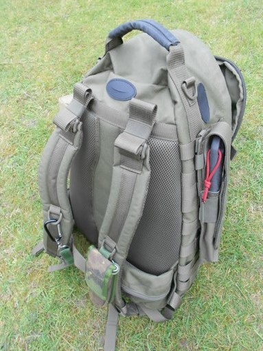 Aan de rugzak hangend Aan de rugzak hangend