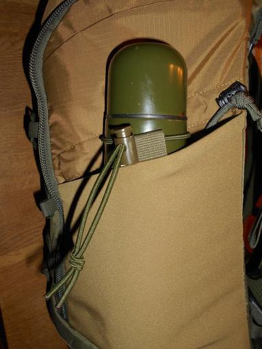 Zijvak voor bijvoorbeeld een thermosfles Zijvak voor bijvoorbeeld een thermosfles