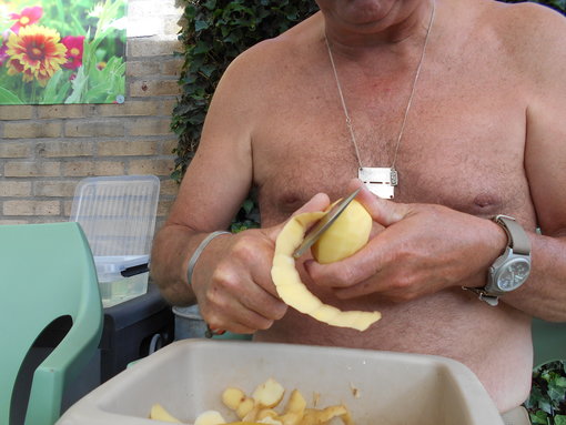 Aardappels schillen tijdens het warme weer Aardappels schillen tijdens het warme weer