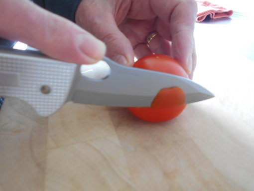 Begin van het tomaten snijden