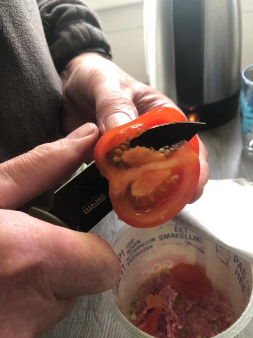 tomaatje snijden