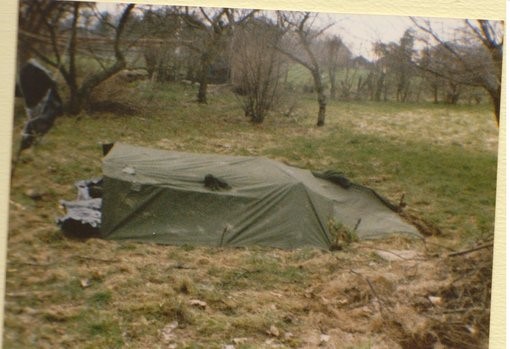 Tent bestaande uit drie poncho's