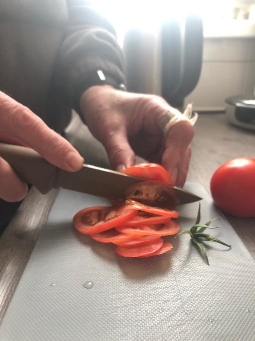 tomato slicing